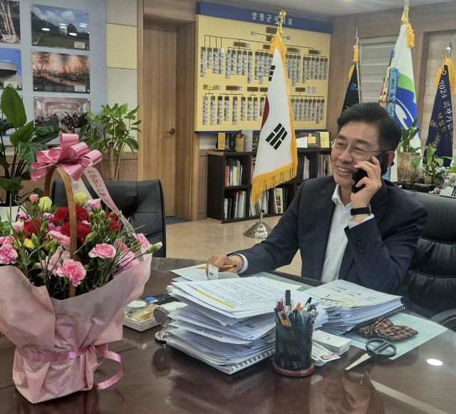 전진선 양평군수가 집무실에서 어버이날을 맞아 100세 이상 어르신에게 직접 전화를 걸어 안부인사를 하고 있다. 황선주기자
