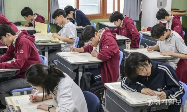 2025학년도 5월 고3 전국연합학력평가가 실시된 8일 수원특례시 장안구 영생고등학교에서 3학년들이 신중히 문제를 풀고 있다. 2026학년도 대학수학능력시험과 동일한 방식으로 진행된 이번 시험에는 39만 8천여 명의 학생이 응시했다. 윤원규기자