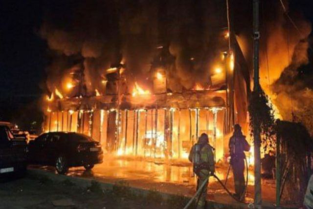 7일 오후 10시17분께 수원시 권선구 고색동의 한 세차 및 광택 서비스업 건물에서 화재가 발생해 소방대원들이 불을 끄고 있다. 경기도소방재난본부 제공