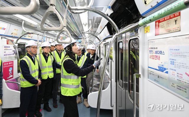 9일 인천지하철 1호선 박촌역에서 인천교통공사 관계자들이 열차 사고장애 대비능력 향상을 위한 비상 구원·합병 훈련을 일환으로 열차 제동장치 이상 및 출입문 고장 상황에 관한 훈련을 하고 있다. 구원·합병훈련은 터널내에서 비상제동이 안되는 고장 열차를 후속열차와 연결해 차량기지로 회송하는 훈련이다. 조병석기자