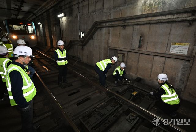 9일 인천지하철 1호선 박촌역에서 인천교통공사 관계자들이 열차 사고장애 대비능력 향상을 위한 비상 구원·합병 훈련을 실시하고 있다. 구원·합병훈련은 터널내에서 비상제동이 안되는 고장 열차를 후속열차와 연결해 차량기지로 회송하는 훈련이다. 조병석기자