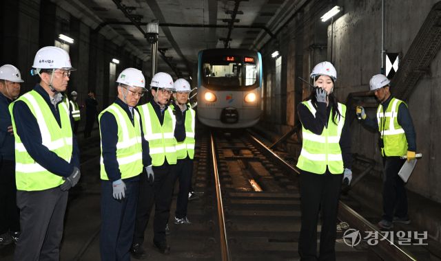 9일 인천지하철 1호선 박촌역에서 인천교통공사 관계자들이 열차 사고장애 대비능력 향상을 위한 비상 구원·합병 훈련을 실시하고 있다. 구원·합병훈련은 터널내에서 비상제동이 안되는 고장 열차를 후속열차와 연결해 차량기지로 회송하는 훈련이다. 조병석기자