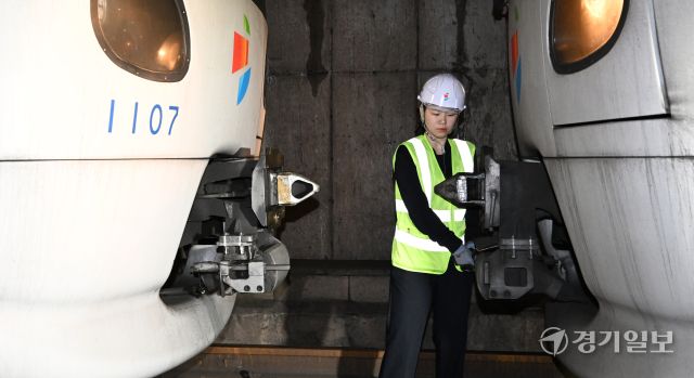 9일 인천지하철 1호선 박촌역에서 인천교통공사 관계자들이 열차 사고장애 대비능력 향상을 위한 비상 구원·합병 훈련을 실시하고 있다. 구원·합병훈련은 터널내에서 비상제동이 안되는 고장 열차를 후속열차와 연결해 차량기지로 회송하는 훈련이다. 조병석기자