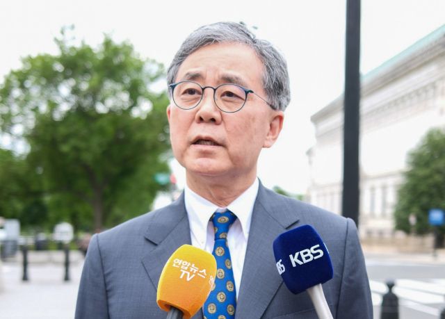 더불어민주당 이재명 대선 후보의 외교·안보·통상 분야 핵심 참모인 김현종 전 국가안보실 2차장이 8일(현지시간) 미국 워싱턴 DC 백악관에서 도널드 트럼프 행정부 당국자들과 회동한 뒤 취재진에게 결과를 설명하고 있다. 연합뉴스