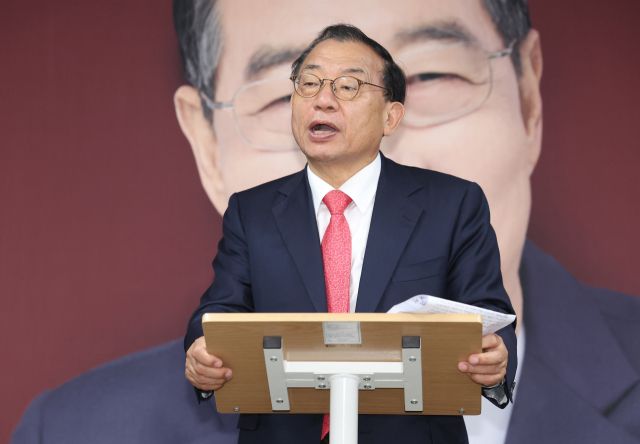 무소속 한덕수 대통령선거 예비후보 캠프 이정현 대변인이 지난 7일 서울 영등포구 한 후보 캠프 사무실에서 한 후보의 기자회견이 끝난 후 취재진 질문에 답하는 모습. 연합뉴스