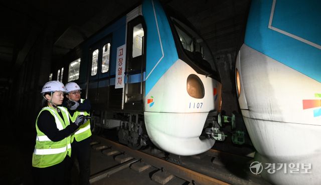 9일 인천지하철 1호선 박촌역에서 인천교통공사 관계자들이 열차 사고장애 대비능력 향상을 위한 비상 구원·합병 훈련을 실시하고 있다. 구원·합병훈련은 터널내에서 비상제동이 안되는 고장 열차를 후속열차와 연결해 차량기지로 회송하는 훈련이다. 조병석기자