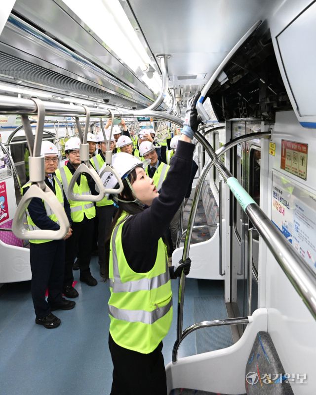 9일 인천지하철 1호선 박촌역에서 인천교통공사 관계자들이 열차 사고장애 대비능력 향상을 위한 비상 구원·합병 훈련을 일환으로 열차 제동장치 이상 및 출입문 고장 상황에 관한 훈련을 하고 있다. 구원·합병훈련은 터널내에서 비상제동이 안되는 고장 열차를 후속열차와 연결해 차량기지로 회송하는 훈련이다. 조병석기자