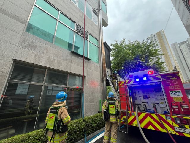 9일 오전 11시께 남양주시 화도읍 4층짜리 건물에서 불이나 58명이 대피했으며 인명피해는 발생하지 않았다. 남양주소방서 제공
