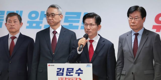 국민의힘 김문수 대선 후보가 9일 서울 영등포구 여의도 선거 캠프 사무실에서 대선 정책 등을 발표하고 있다. 연합뉴스