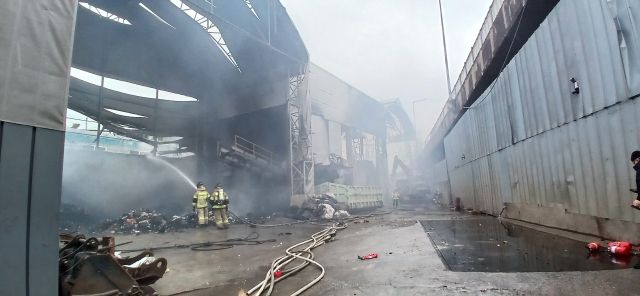 9일 오전 9시17분께 인천시 계양구 서운동 자원순환시설에서 불이 나 소방대원들이 진화를 하고 있다. 인천소방본부 제공