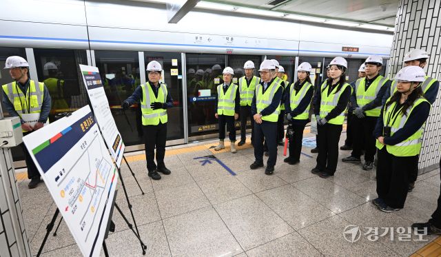 최정규 인천교통공사 사장이 9일 인천지하철 1호선 박촌역에서 열린 열차 사고장애 대비능력 향상을 위한 비상 구원·합병 훈련에 앞서 브리핑을 받고 있다. 구원·합병훈련은 터널내에서 비상제동이 안되는 고장 열차를 후속열차와 연결해 차량기지로 회송하는 훈련이다. 조병석기자