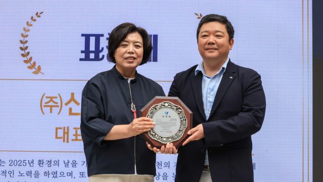 ‘제2회 과천환경축제’ 표창패 수여식에서 신성이엔지 김신우 상무(오른쪽)가 표창패를 수상하고 신계용 과천시장과 기념촬영을 하고 있다. 신성이엔지 제공