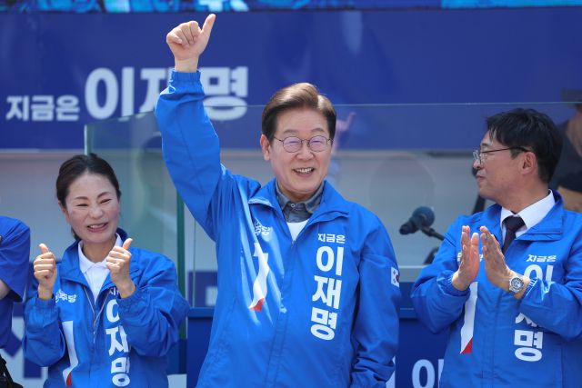 더불어민주당 이재명 대선 후보가 선거를 이틀 앞두고 '험지 공략'에 나선 1일 대구광역시 동대구역 광장에서 열린 유세에서 시민들에게 인사하고 있다. 연합뉴스