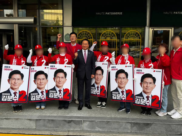 국민의힘 손범규 인천시당위원장이 지난 29일 자신의 사회관계망서비스(SNS)에 올린 사진. 유정복 인천시장이 국민의힘 김문수 대선 후보 선거운동원들과 함께 주먹을 쥐어 올리고 있다. 손 위원장 SNS 갈무리