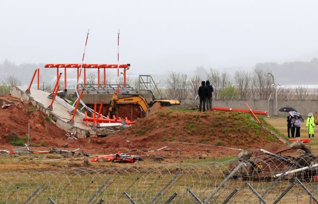 이번달 22일 전남 무안국제공항에서 제주항공 여객기 사고 원인을 조사 중인 항공철도사고조사위원회 관계자들이 방위각 시설(로컬라이저) 현장을 조사하고 있다. 연합뉴스