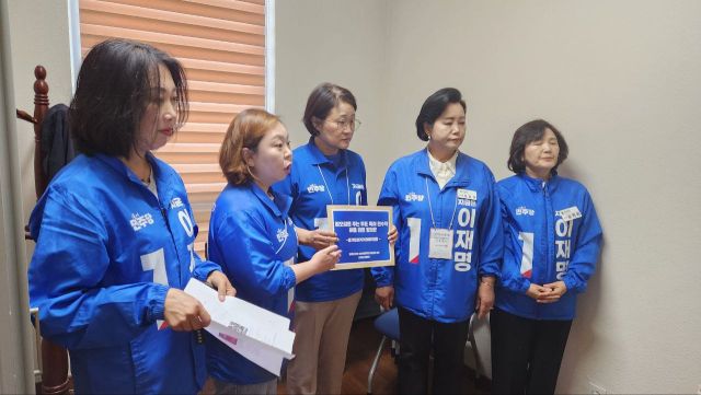 최근 도내 곳곳에 혐오성 투표 독려 현수막이 게시된 것과 관련, 1일 (왼쪽부터)이병숙•전자영•신미숙•정윤경•김영희 경기도의회 더불어민주당 의원들이 경기도선거관리위원회를 찾아 항의문을 전달하고 있다. 도의회 민주당 제공.