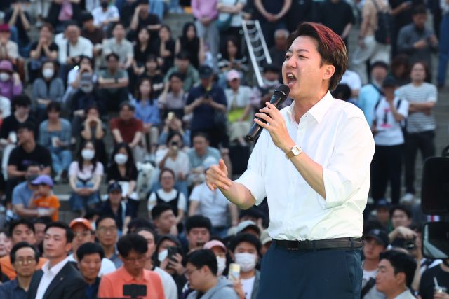 개혁신당 이준석 대선후보가 1일 저녁 서울역 앞 광장에서 유권자들에게 지지를 호소하고 있다. 연합뉴스