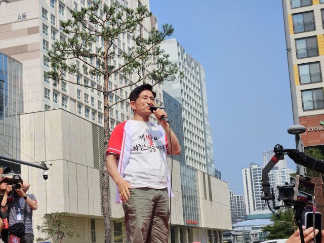 국민의힘 김문수 후보가 1일 오전 10시 수원컨벤션센터 광장에서 ‘제 딸이 자랑스럽습니다’라고 적힌 반팔티를 입고 연설을 하고 있다. 오민주 기자