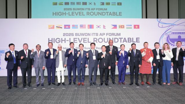 이재준 수원시장(왼쪽 7번째)이 박상우 국토교통부 장관(왼쪽 8번째)과 함께 ‘2025 ITS 아태총회 고위급 회의’에 참석해 기념사진을 촬영하고 있다. 수원특례시 제공