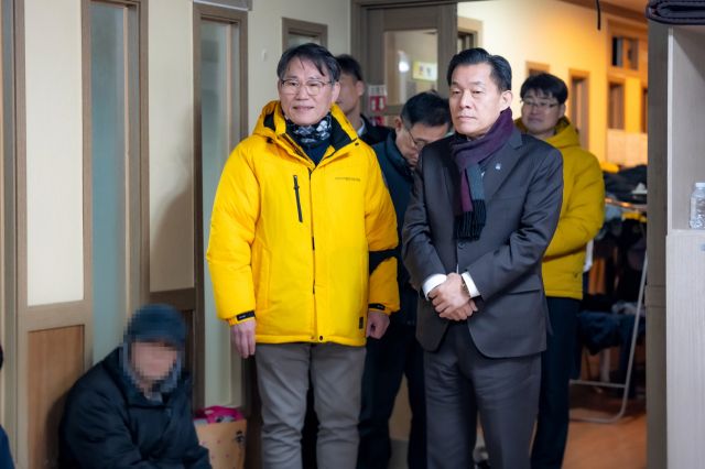 이재준 수원시장이 한파주의보가 발령된 올해 1월9일 노숙인 일시보호소 꿈터를 점검하고 있다. 수원시 제공