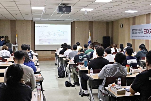 이기정 인하대병원 심장내과 교수가 119 구급대원을 대상으로 EKG 판독 교육을 하고 있다. 인하대병원 제공