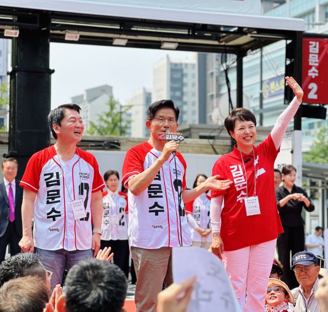 국민의힘 김문수 대선 후보가 김은혜 의원(사진 맨 오른쪽), 안철수 의원과 유세를 하고 있다. 의원실 제공