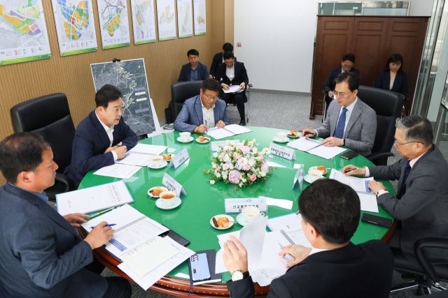 김성제 의왕시장과 관계 공무원들이 이한준 LH 사장과 주요 현안사항에 대해 논의하고 있다. 의왕시 제공