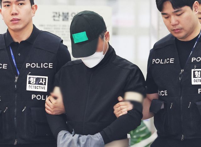 부모와 처자식 등 일가족 5명을 살해한 50대 가장 이모 씨가 지난 4월24일 경기도 용인동부경찰서 유치장에서 검찰로 송치되고 있다.연합뉴스