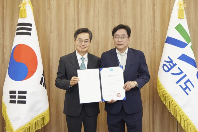 경기도가 10일 신임 대변인에 강민석 전 문재인 정부 대통령비서실 대변인을 임명한 후 기념촬영을 하고 있다. 경기도 제공