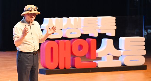 유정복 인천시장이 10일 인천 연수구 글로벌캠퍼스에서 열린 '읍면동 지역사회보장협의체 10주년 기념행사'에서 시정설명을 하고 있다. 조병석기자