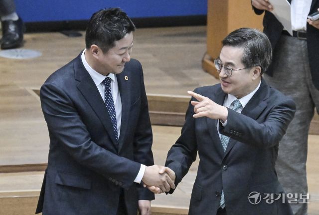 10일 오전 경기도의회 본회의장에서 열린 '제384회 정례회 제1차 본회의'에서 본회의를 마치고 김동연 경기도지사와 김진경 경기도의회 의장이 악수를 하고 있다. 홍기웅기자