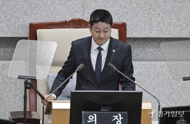 10일 오전 경기도의회 본회의장에서 열린 '제384회 정례회 제1차 본회의'에서 김진경 경기도의회 의장이 본회의 개시를 알리고 있다. 홍기웅기자