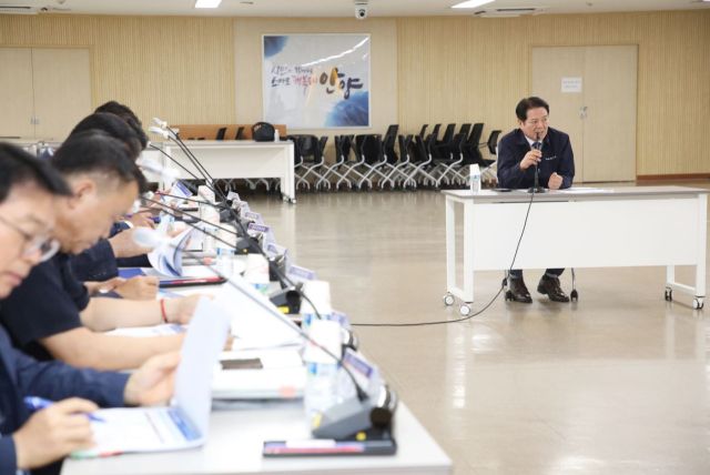 최대호 안양시장이 시청 상황실에서 농수산물도매시장 시설현대화사업 타당성 조사 용역 착수보고회를 주재하고 있다. 안양시 제공