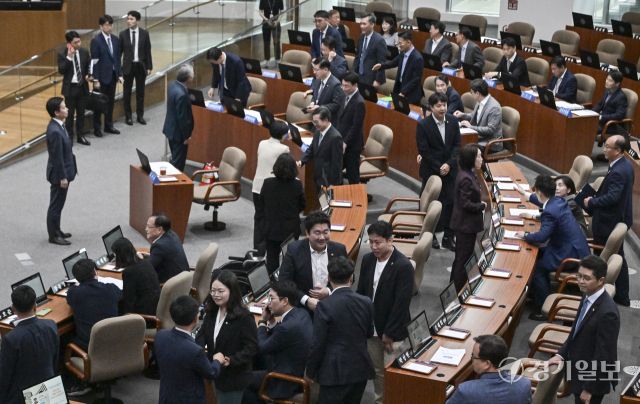 10일 오전 경기도의회 본회의장에서 열린 '제384회 정례회 제1차 본회의'에서 도의원들이 본회의 전의원들과 인사를 하고 있다. 홍기웅기자