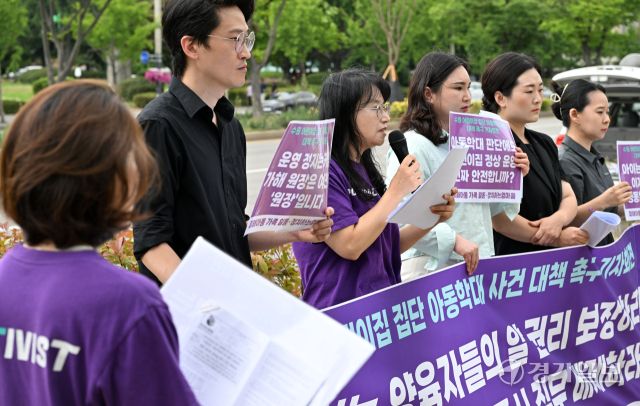 수원특례시 한 어린이집 집단 아동학대 사건 피해 아동 가족과 시민단체 관계자들이 10일 오후 수원특례시청 앞에서 대책 마련을 촉구하는 구호를 외치고 있다. 이들은 지난 1월 수원의 한 어린이집에서 확인된 집단 아동학대와 관련 시가 해당 어린이집과 원장에 대해 어떠한 조치도 없이 방치하고 있다고 주장했다. 김시범기자