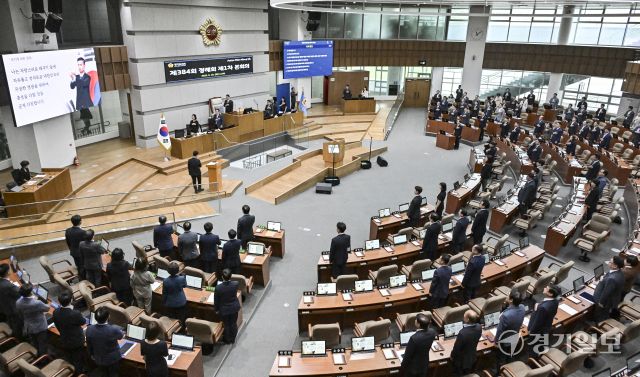 10일 오전 경기도의회 본회의장에서 열린 '제384회 정례회 제1차 본회의'에서 김동연 경기도지사, 김진경 경기도의회 의장, 임태희 경기도교육감과 참석한 도의원들이 국민의례를 하고 있다. 홍기웅기자