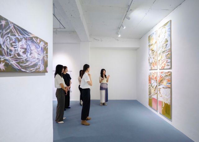 2025 아트 포 랩 전시공모 프로젝트 ‘사각지대’ 선정 전시인 ‘Archive Error : 기록의 바깥’에서 방선우 작가가 관객에게 작품을 설명하고 있다. 아트 포 랩 제공