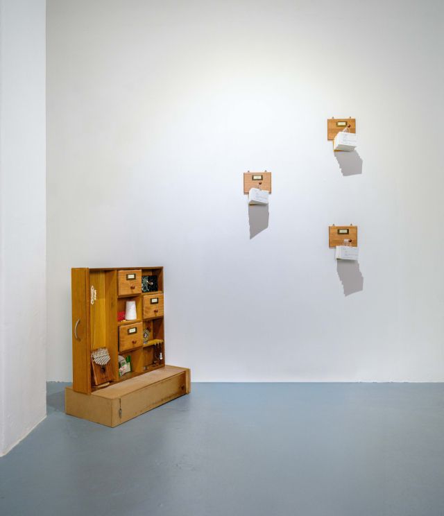 (각 좌측 하단, 우측 상단) 곽한비作 ‘오래된 서랍’(2025)과 ‘잃어버린 것들을 위한 청구기호’(2025). 아트 포 랩 제공