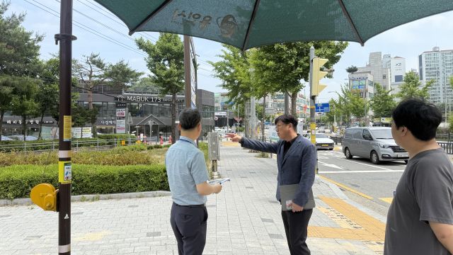 9일 오전 김병민 용인시의원과 시 관계자들이 마북로 교통섬 일대를 찾아 교통 현안 대응을 위해 현장 점검을 진행하고 있다. 김 의원실 제공