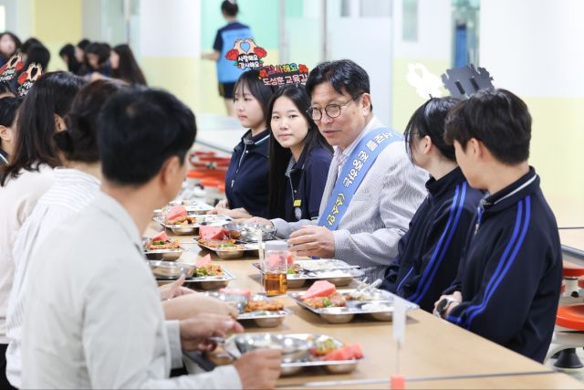 도성훈 인천시교육감이 인천 서구 루원중학교의 학생들과 이야기를 나누고 있다. 인천시교육청 제공