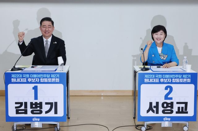 10일 서울 여의도 국회 의원회관에서 열린 더불어민주당 제22대 국회 2기 원내대표 후보 합동 토론회에서 김병기(왼쪽)·서영교 후보가 본격적인 토론에 앞서 취재진 카메라를 향해 파이팅 포즈를 취하고 있다. 연합뉴스