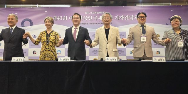 10일 제43회 대한민국연극제 인천 기자간담회에서 관계자들이 기념촬영을 하고 있다. (왼쪽부터) 손병호 홍보대사, 송옥순 홍보대사, 유정복 인천시장, 전무송 명예대회장, 김종진 집행위원장, 문삼화 예술감독. 장민재 기자