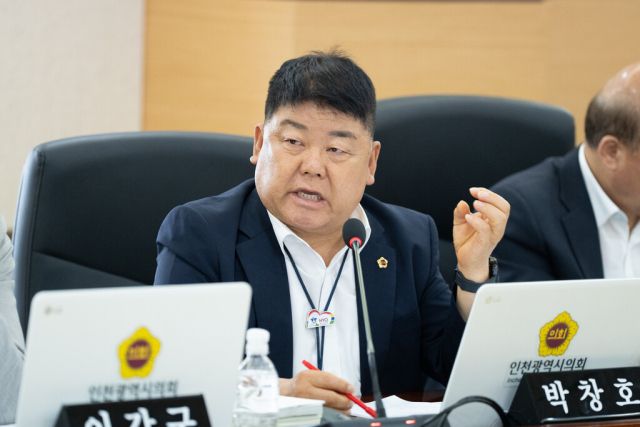 박창호 인천시의원(국민의힘·비례)이 9일 시의회 제302회 정례회 산업경제위원회 3차 회의에서 인천테크노파크의 주요예산사업 추진상황 보고를 받으며 제조산업 AI혁신 관련 발언을 하고 있다. 인천시의회 제공