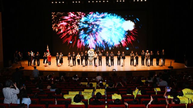 10일 인천 연수구 글로벌캠퍼스에서 열린 '읍면동 지역사회보장협의체 10주년 기념행사'에서 유정복 인천시장과 내빈들이 미래 10년 다짐 퍼포먼스를 하고 있다. 조병석기자