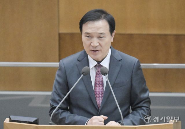 10일 오전 경기도의회 본회의장에서 열린 '제384회 정례회 제1차 본회의'에서 임태희 경기도교육감이 추가경정예산안에 대해 설명하고 있다. 홍기웅기자