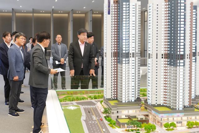 방세환 광주시장이 경안2지구 ‘해링턴스퀘어 리버파크’ 견본주택 설치현장을 방문해 분양준비상황을 점검하고 있다. 광주시 제공
