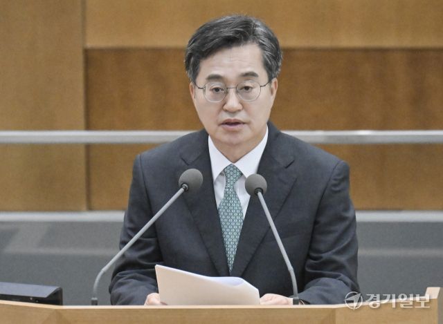 10일 오전 경기도의회 본회의장에서 열린 '제384회 정례회 제1차 본회의'에서 김동연 경기도지사가 추가경정예산안에 대해 설명하고 있다. 홍기웅기자