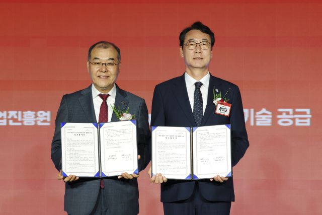 10일 수원과학대학교 신텍스에서 정명근 화성특례시장(오른쪽)과 홍원화 한국연구재단 이사장이 ‘대학-화성시 기업 기술경쟁력 강화를 위한 업무협약’을 체결하고 기념 촬영을 하고 있다. 화성특례시 제공