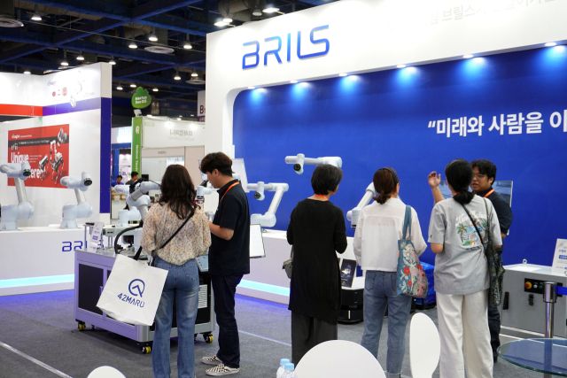 로보테크쇼에 마련한 브릴스 부스를 찾은 방문객들이 로봇을 살펴보고 있다. 브릴스 제공