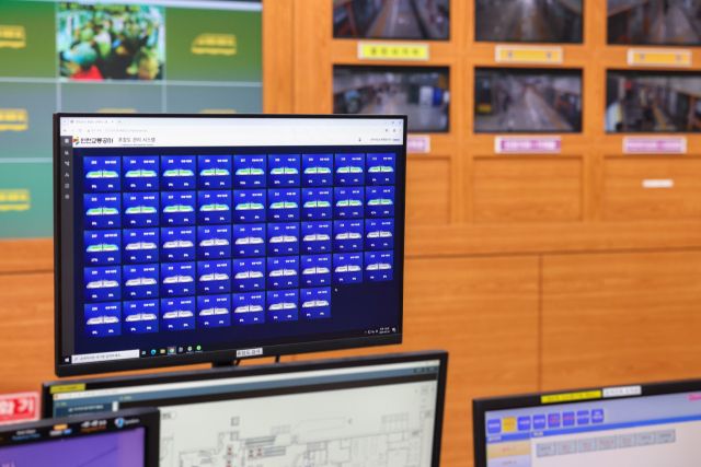 인천교통공사 열차 혼잡도 관리시스템 관제실 모니터링. 공사 제공